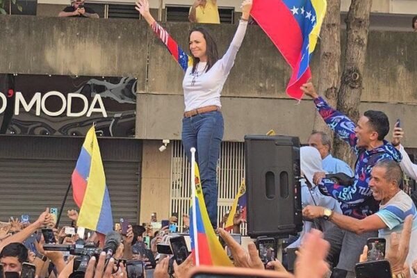 Líder da oposição, María Corina Machado deixa esconderijo para participar de manifestação contra Maduro na Venezuela