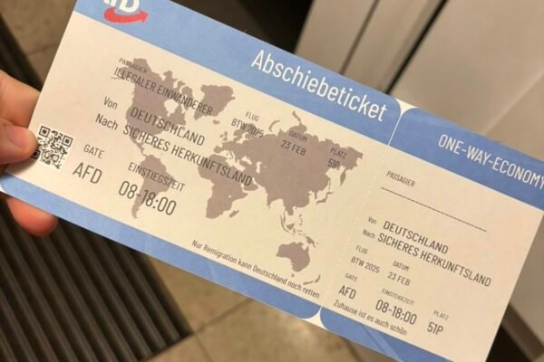 Com discurso contra imigração, extrema direita faz campanha na Alemanha usando ‘santinho’ em forma de bilhete de deportação