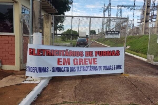 Rombo no fundo de pensão da Eletrobras chega a R$ 1 bilhão Rombo no fundo de pensão da Eletrobras chega a R$ 1 bilhão