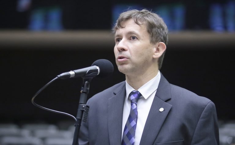 Comissão aprova proposta que fixa piso salarial de médicos e cirurgiões dentistas em R$ 10,9 mil