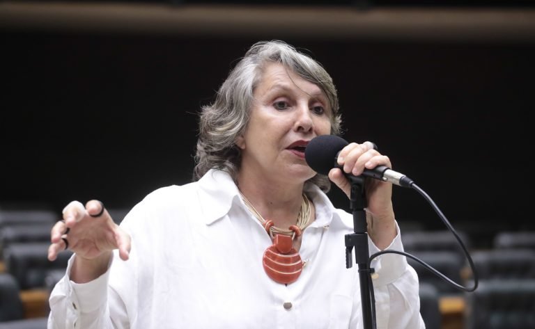 Comissão aprova projeto que torna a carreira de administrador típica de Estado
