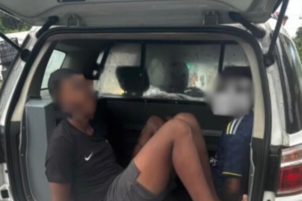 Trio é detido após invadir casa de veraneio e fazer turistas de reféns no litoral de SP