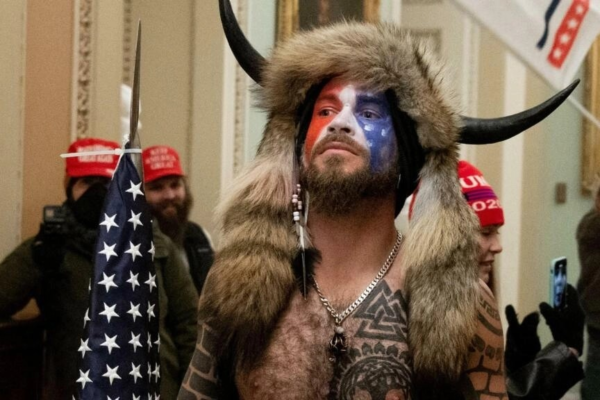 ‘Vou comprar umas armas’, diz ‘viking’ da invasão ao Capitólio após receber perdão de Trump