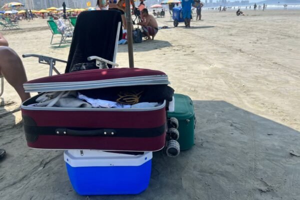 Casal não encontra vaga em hotel durante Réveillon e dorme com malas em praia do litoral de SP