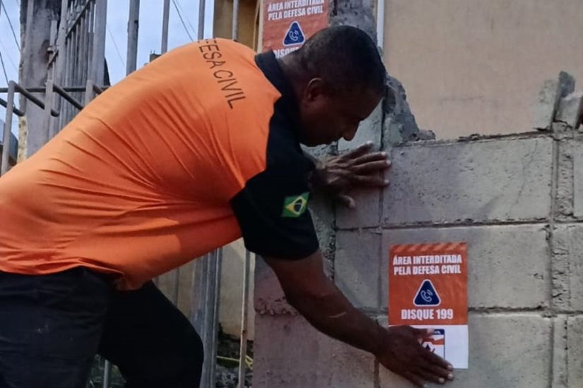 Muro desaba após temporal e Defesa Civil interdita casa em Taboão da Serra