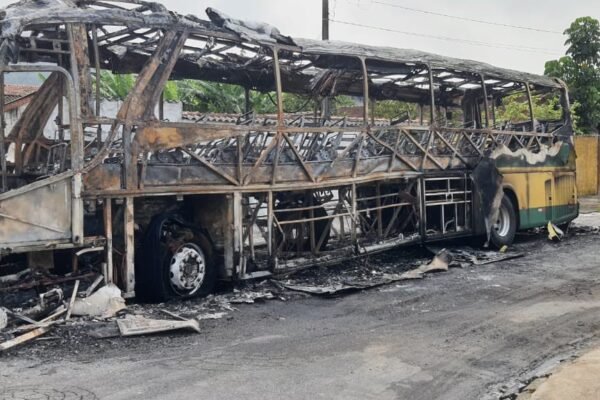 Motorista é ameaçado e ônibus incendiado no litoral de SP; VÍDEO