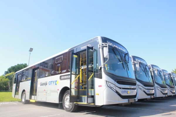 Funcionários de empresa de ônibus encerram a greve em Guarujá, SP