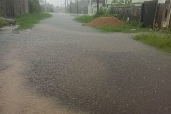 Temporal em Peruíbe, SP, deixa famílias desabrigadas e cidade alagada com 115 mm de chuva em 3h; VÍDEO