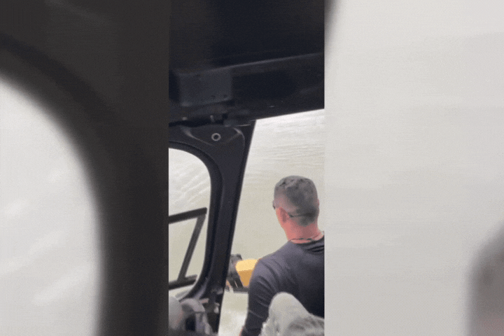 Guarda-vidas pulam de helicóptero Águia para salvar banhista à deriva no litoral de SP; VÍDEO