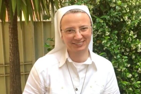 Papa nomeia freira italiana como primeira mulher a liderar importante escritório do Vaticano