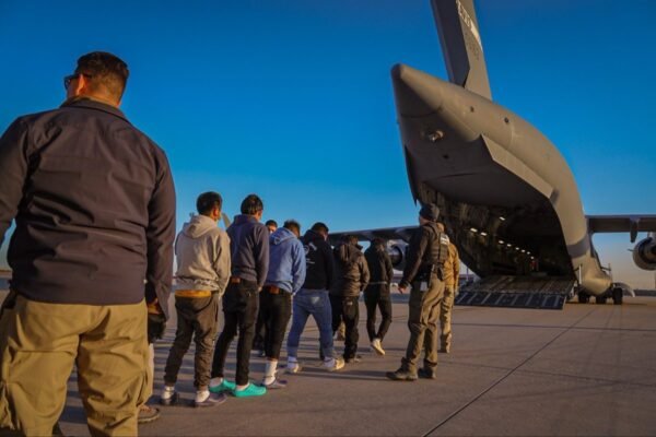 Primeiro voo de deportados da era Trump com destino ao Brasil chega a Belo Horizonte nesta sexta