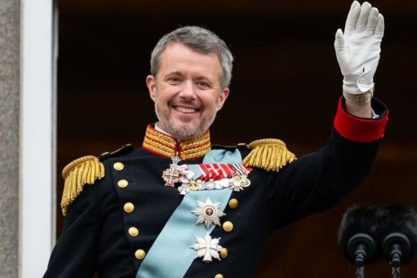 Por que rei da Dinamarca mudou brasão do país em meio à polêmica insistência de Trump de comprar Groenlândia