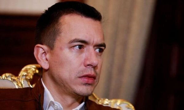 Rachada com presidente Noboa, vice do Equador diz que assumirá presidência e gera impasse