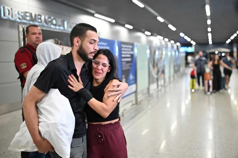 Medo de ir à igreja e tensão nos grupos de WhatsApp: a mudança de rotina dos imigrantes brasileiros nos EUA