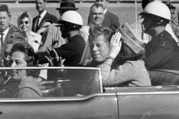 Assassinato de John Kennedy é alvo de teorias da conspiração há seis décadas; conheça a versão oficial e as especulações Assassinato de John Kennedy é alvo de teorias da conspiração há seis décadas; conheça a versão oficial e as especulações