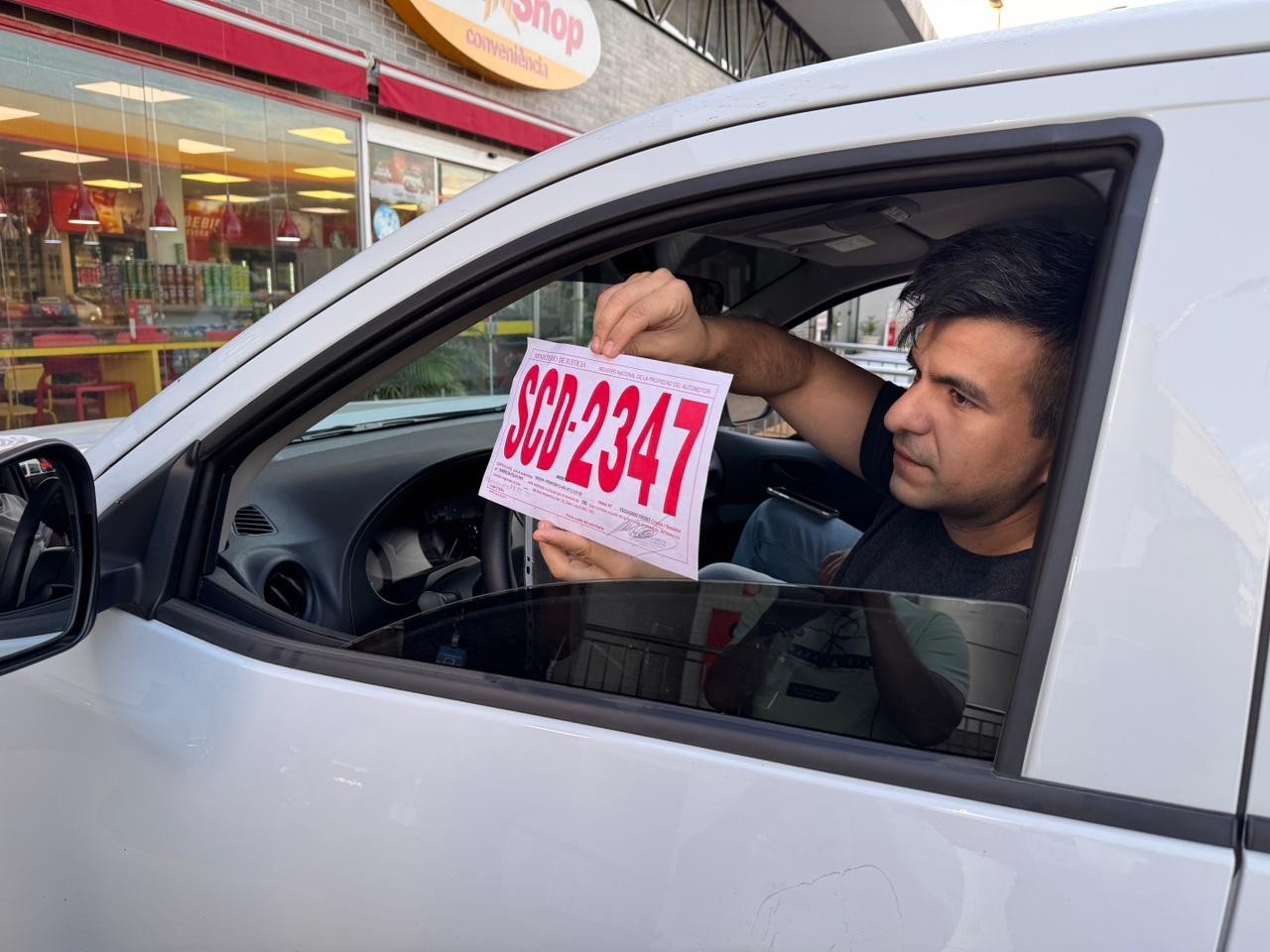 Carros argentinos com placa de papel são vistos circulando em Foz do Iguaçu; entenda
