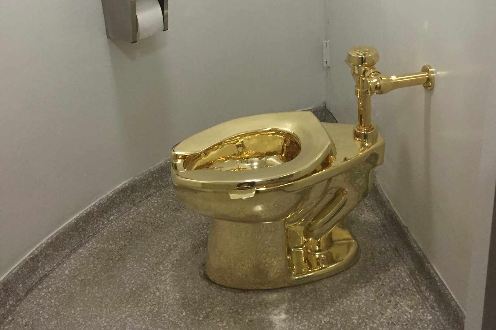 VÍDEO mostra roubo de vaso sanitário de ouro em palácio na Inglaterra