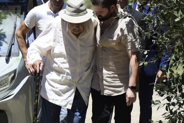 Pepe Mujica recebe presidente do Chile em casa e planta árvore após anunciar que parou tratamento contra o câncer