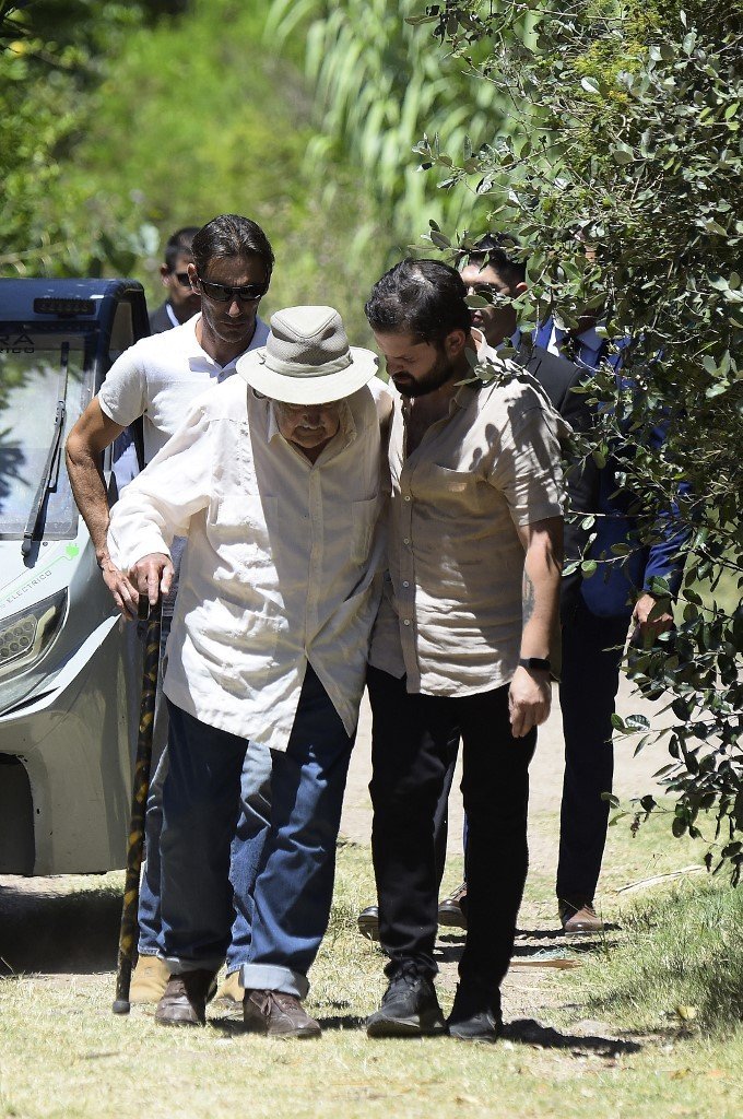 Pepe Mujica recebe presidente do Chile em casa e planta árvore após anunciar que parou tratamento contra o câncer