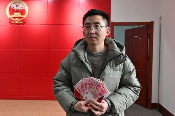 Autoridades da China distribuem dinheiro para tentar aumentar número de casamentos
