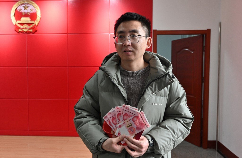 Autoridades da China distribuem dinheiro para tentar aumentar número de casamentos