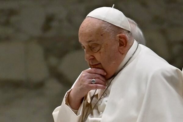 Papa teve “boa” noite e repousa no hospital, diz Vaticano