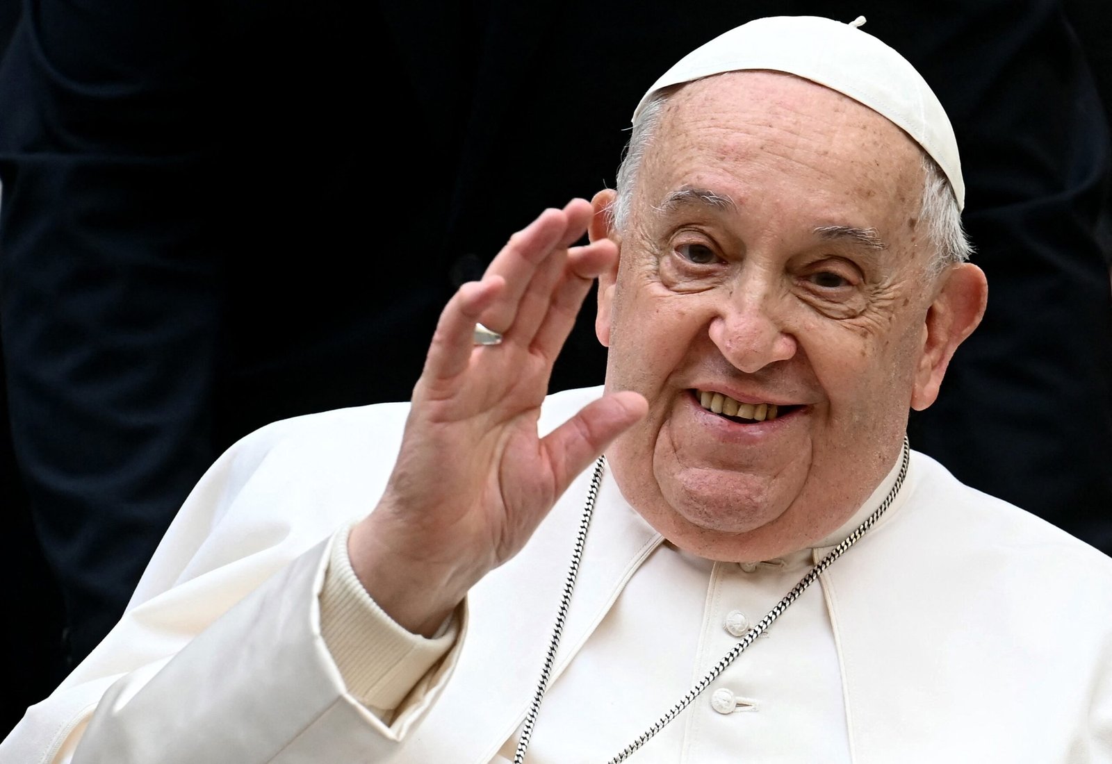 Papa Francisco está alerta e se alimentando, diz Vaticano
