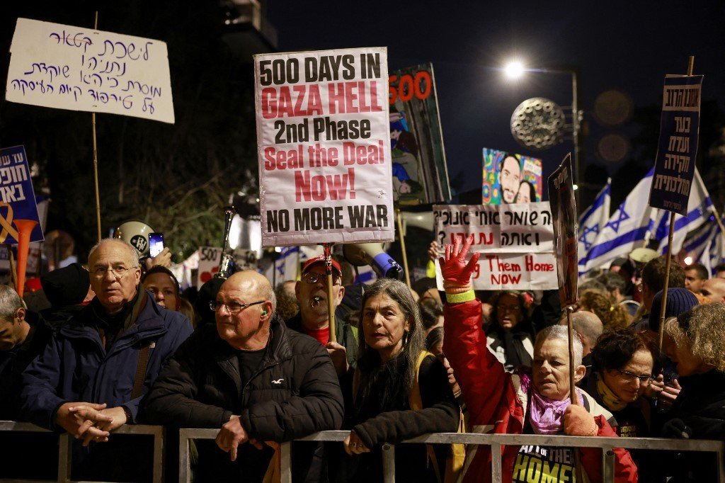 Familiares de reféns israelenses em Gaza marcham até casa de Netanyahu em protesto