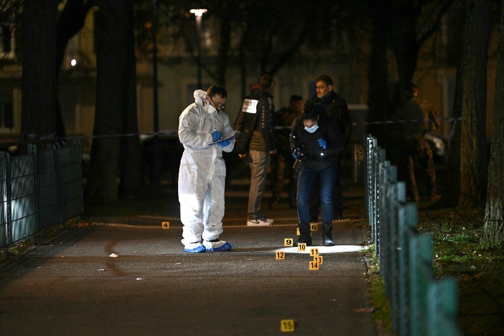 Ataque com faca na França deixa um morto e três feridos; Macron afirma que ato foi ‘terrorismo islâmico’