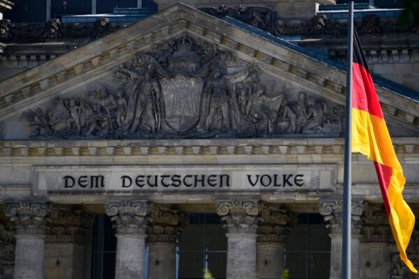 Urnas abrem na Alemanha e eleitores começam a escolher os próximos representantes do Parlamento