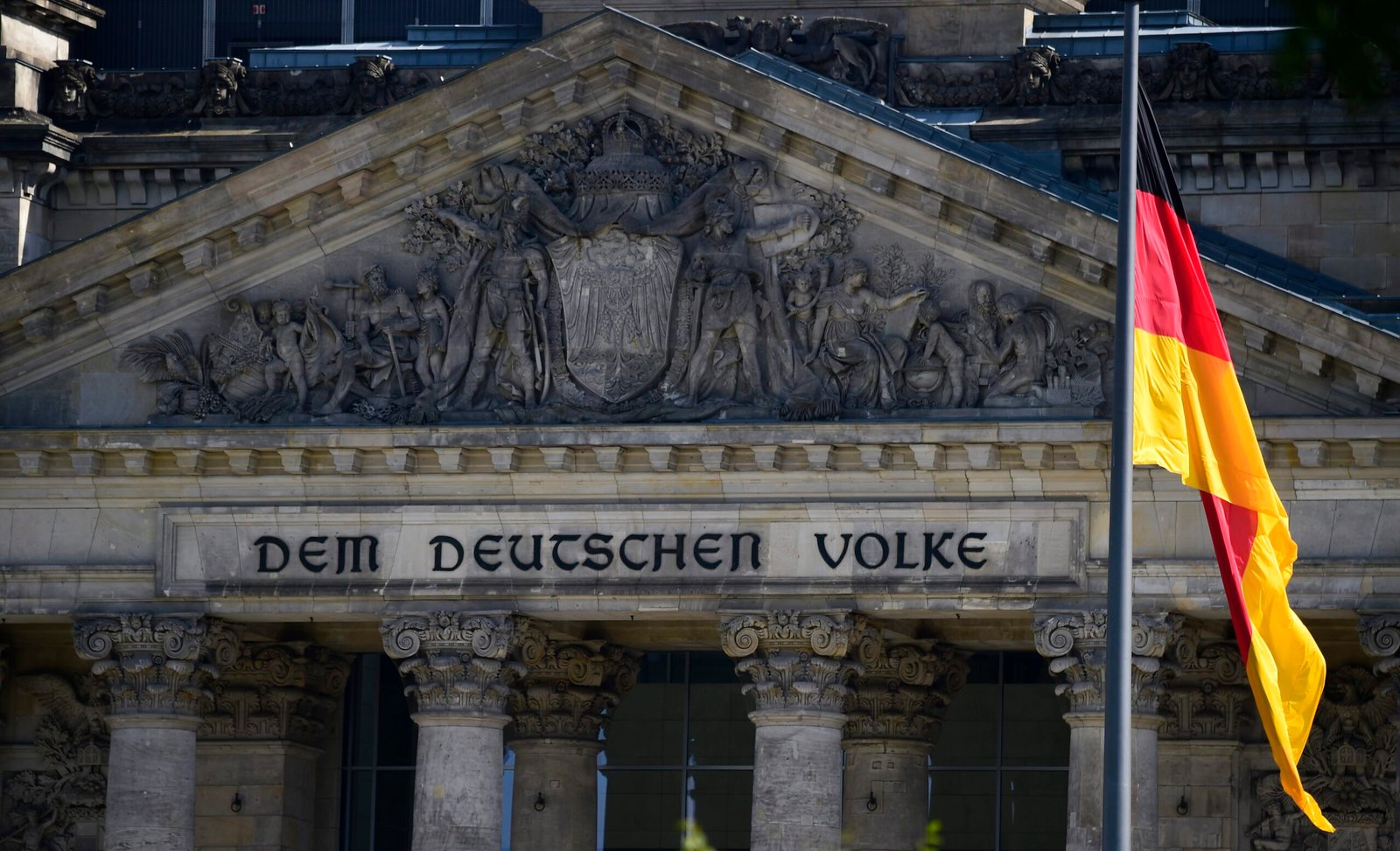 Urnas abrem na Alemanha e eleitores começam a escolher os próximos representantes do Parlamento