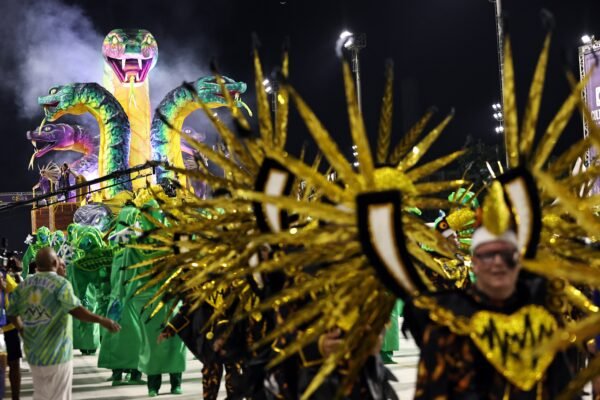 Atual tricampeã do Carnaval de Santos, Unidos dos Morros, homenageia emissora na passarela do samba