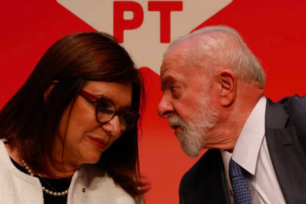 Lula omite aumento do imposto federal em crítica a preço dos combustíveis