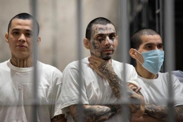 El Salvador vai receber presos americanos e de outras nacionalidades