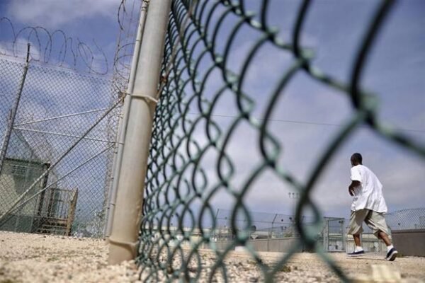 Primeiros imigrantes ilegais chegarão a Guantánamo nesta terça, diz porta-voz de Trump