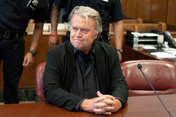 Steve Bannon, ex-estrategista de Trump, se declara culpado por desvio de fundos para financiamento de muro na fronteira