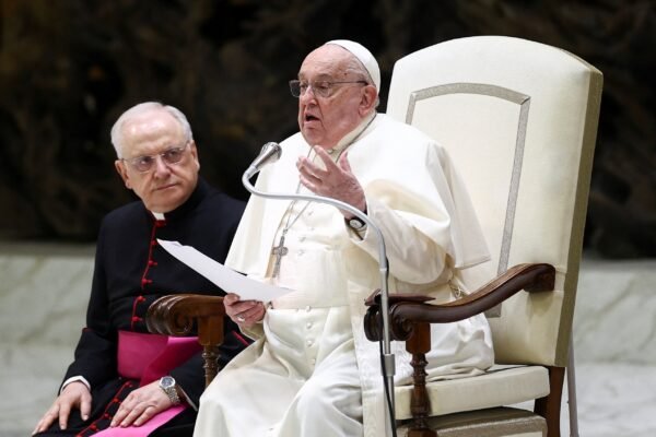 Papa Francisco critica deportações de Trump em carta e pede para fiéis ‘não cederem a narrativas que discriminam’