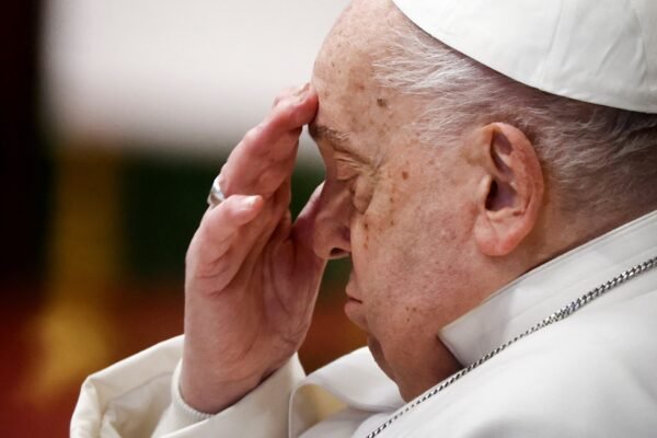 Papa Francisco completa 1 semana internado com pneumonia; quadro de saúde teve melhora