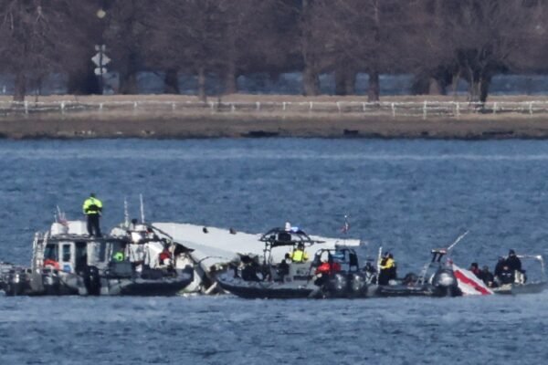 Informação de altitude errada pode ter levado helicóptero a bater em avião em Washington, diz órgão que investiga acidentes aéreos dos EUA