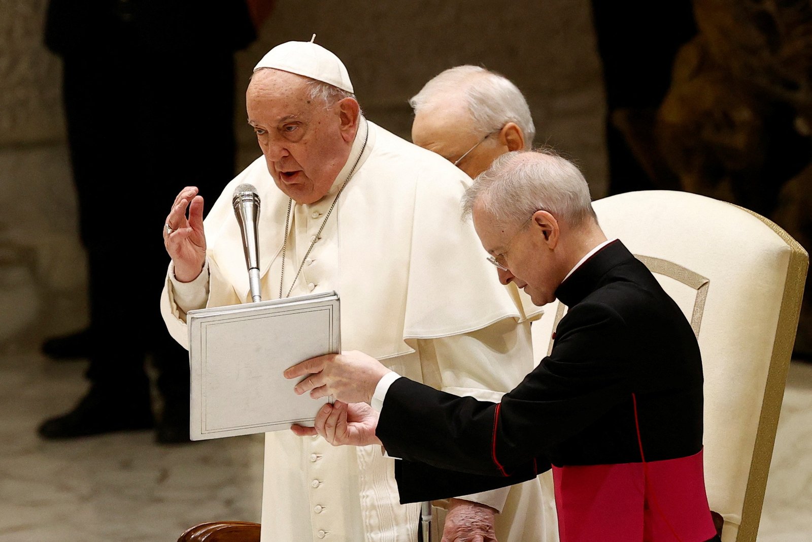 Papa Francisco luta para fazer cortes no orçamento do Vaticano e enfrenta resistência de cardeais