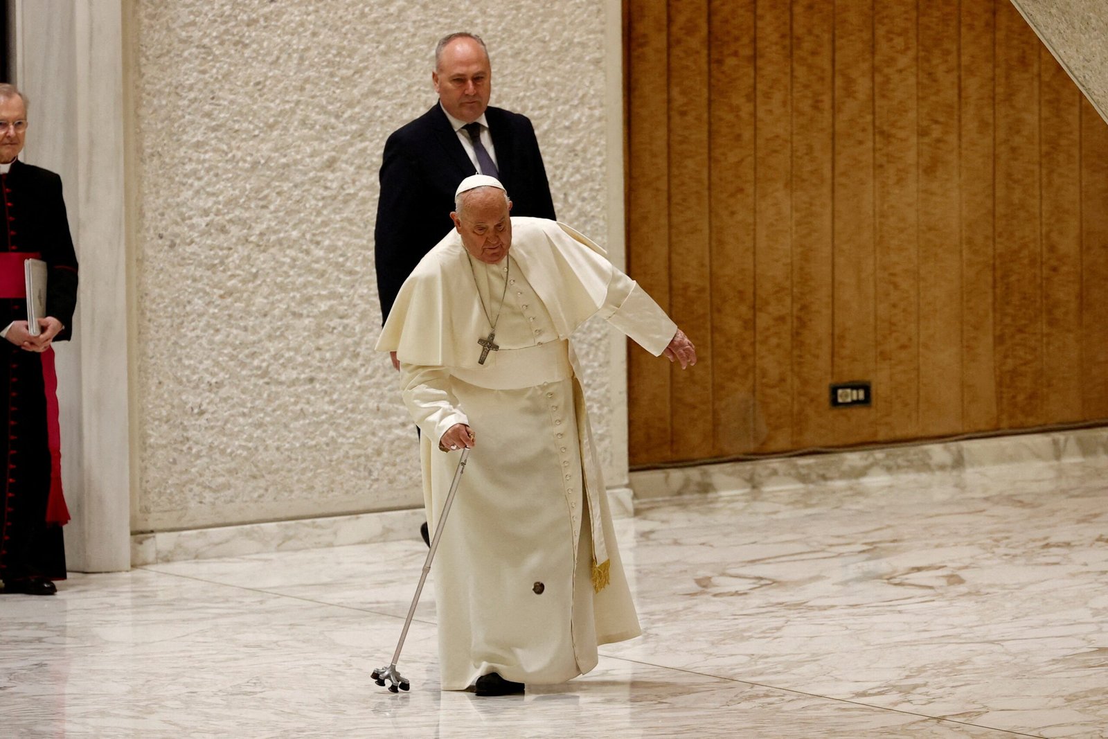 Papa Francisco tem condição estável e continua tratamento para bronquite, diz Vaticano