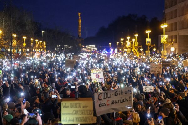 Manifestantes protestam em Berlim contra favorito nas eleições após aproximação entre direita e extrema direita alemã