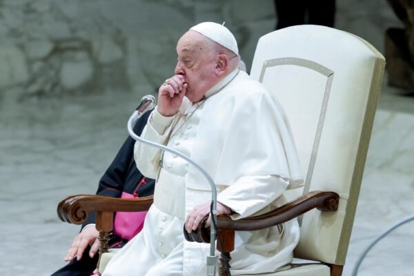 Internado com bronquite, papa Francisco pede desculpas por faltar a oração do domingo