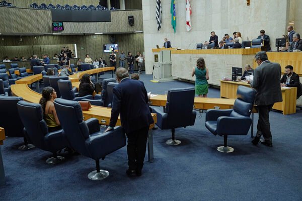Plenário encerra semana com mais de 40 vereadores subindo à tribuna para discursar 