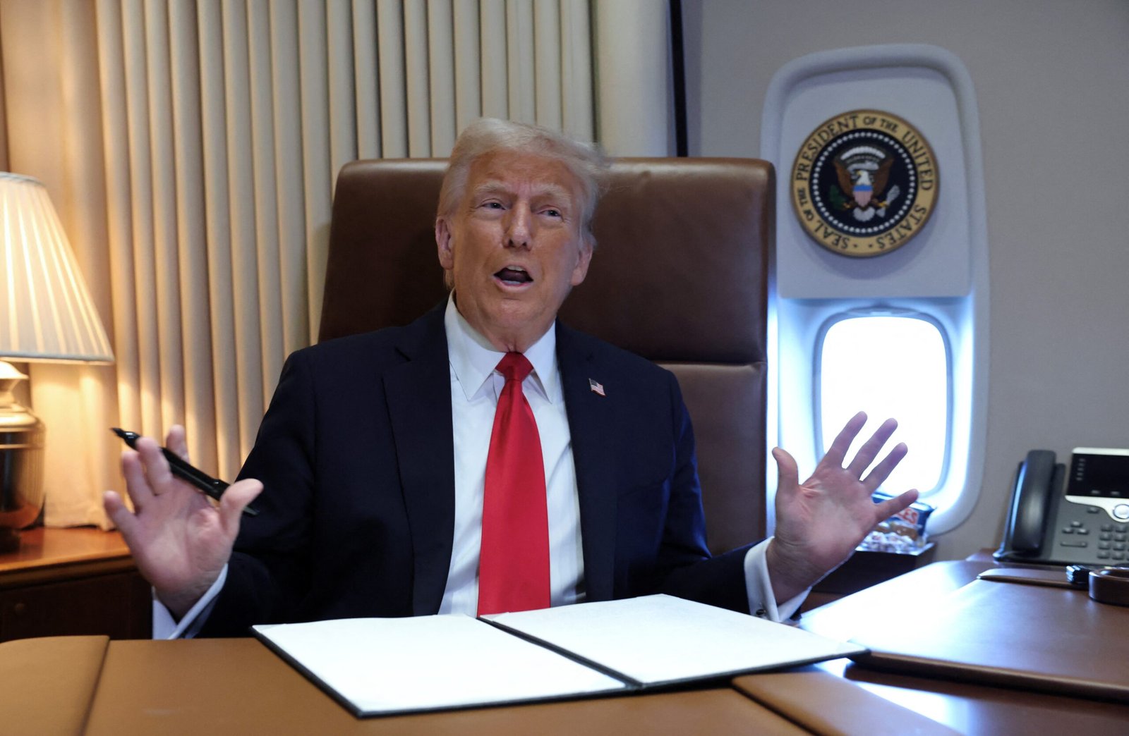 Trump assina decreto que impõe tarifas de 25% para importações de aço e alumínio