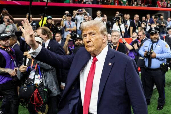 Trump vai ao Super Bowl em meio a relação difícil com a NFL