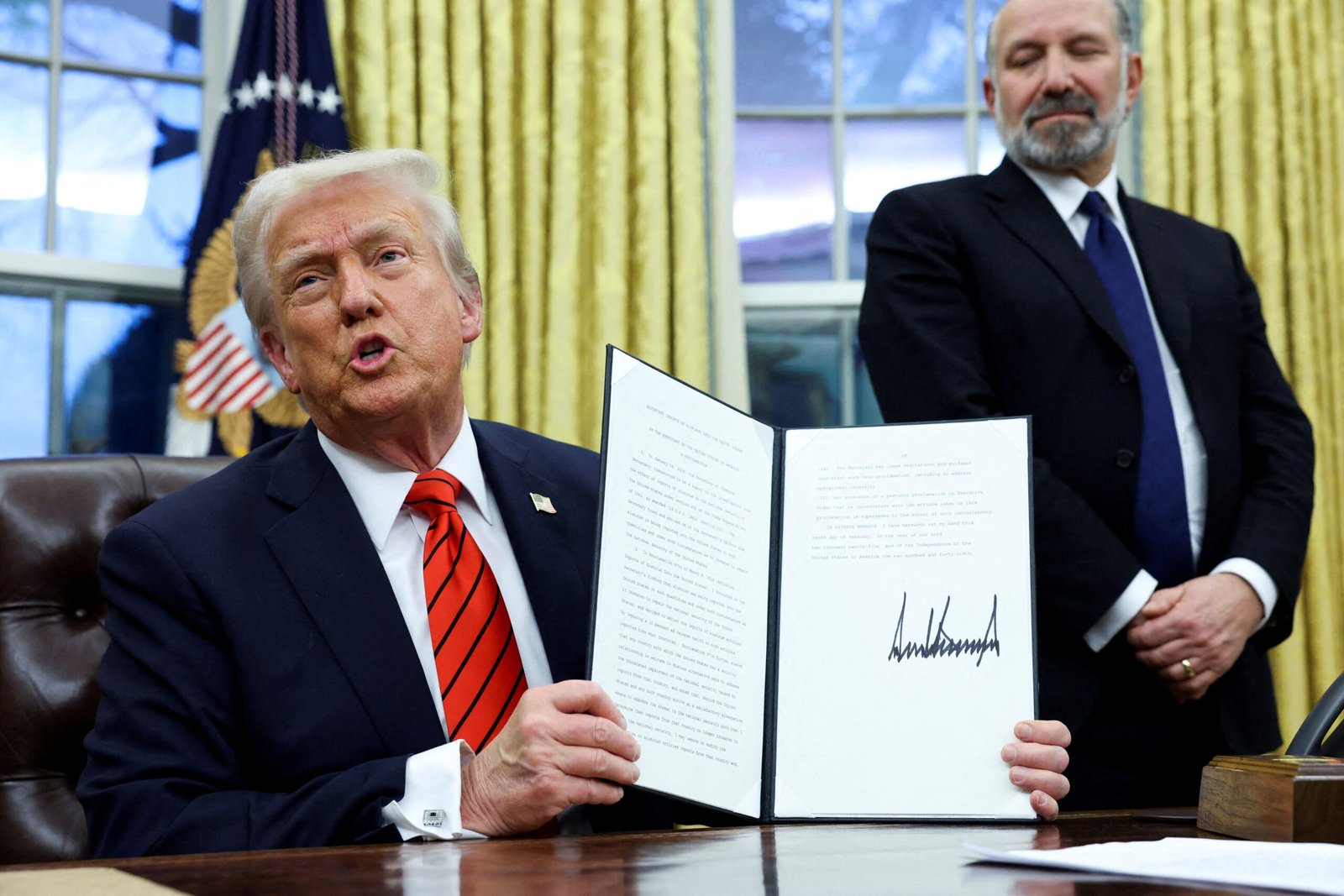 Como havia prometido, Trump assina ordem executiva incentivando o uso de canudos de plástico