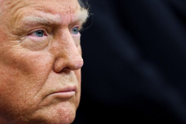 Órgãos de fiscalização dos EUA contestam demissão de inspetores ordenada por Trump e processam governo