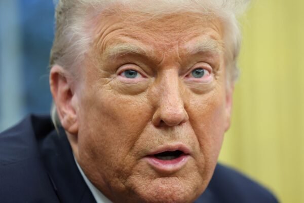 Trump assina decreto que prevê demitir servidor que não for ‘fiel’ a sua agenda de política externa
