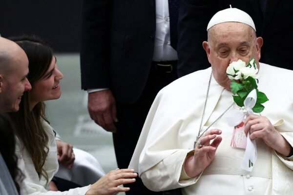 Papa Francisco diz ainda estar com bronquite e pede novamente para assessor ler discurso